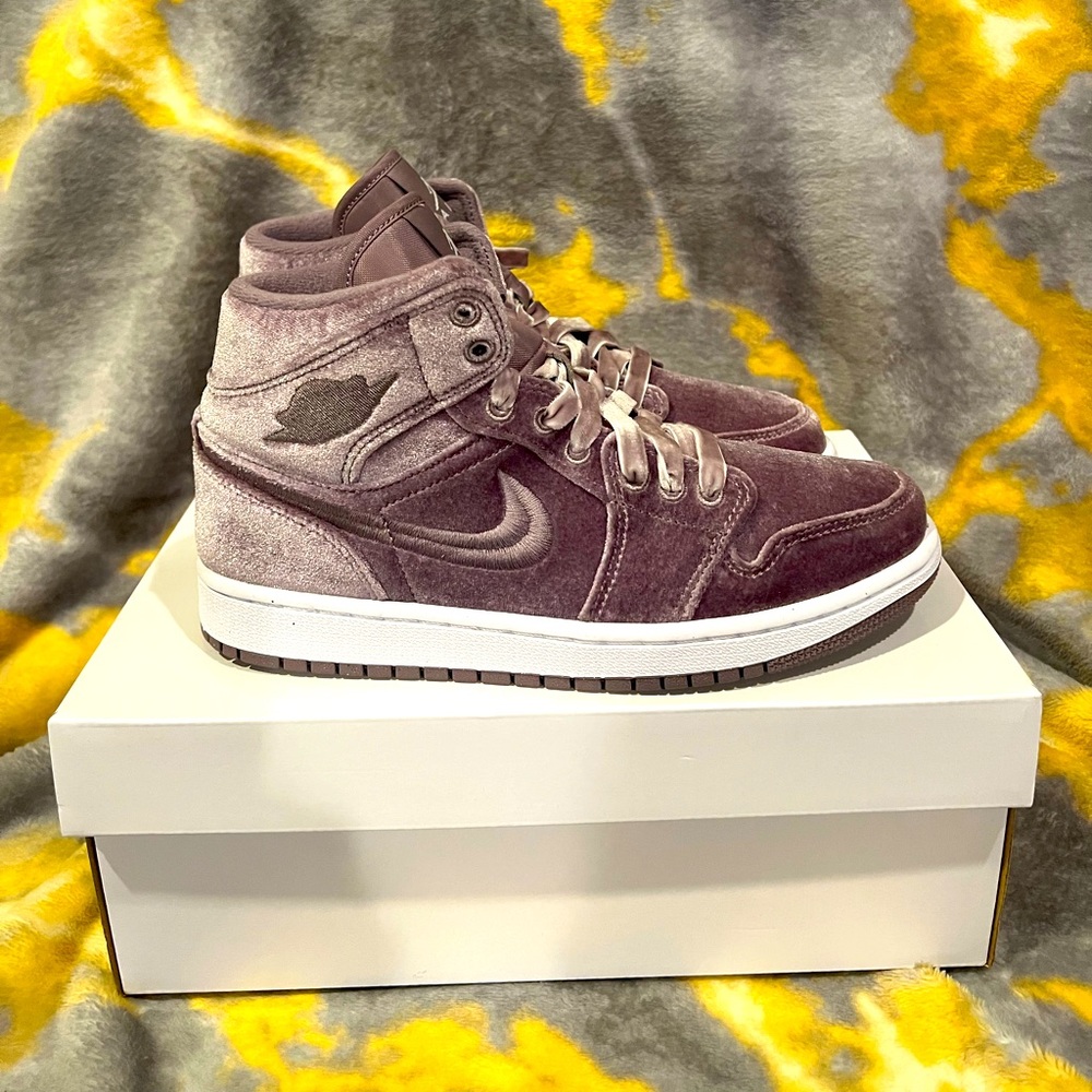Women Air Jordan 1 Mid SE Size 8.5